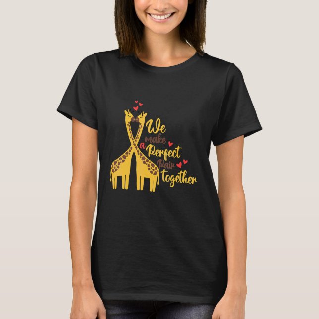 A perfect pair and cute giraffe animal   nature t shirt (Framsida)