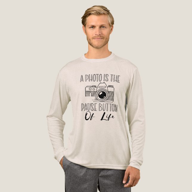 A Photo Is The Pause Button Of Life T Shirt (Hel framsida)