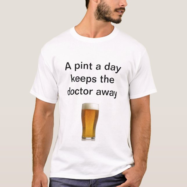 A pint a day keeps the doctor away t-shirt (Framsida)