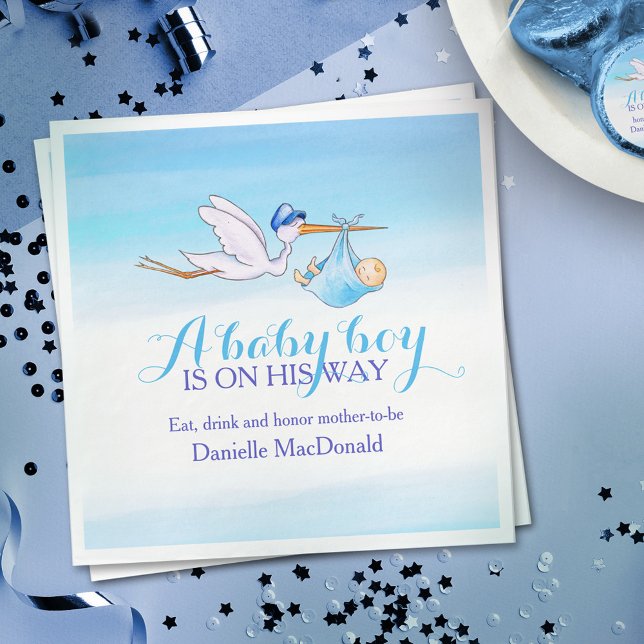 A pojke är på väg mot blå blöjor pappersservett (Skapare uppladdad)