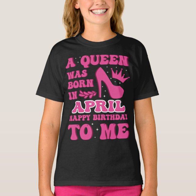 A Queen Was Born in April – Classy Birthday Gift T Shirt (Framsida)