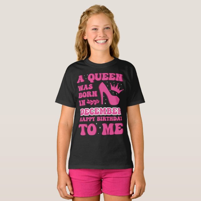 A Queen Was Born in December – Happy Birthday T Shirt (Hel framsida)