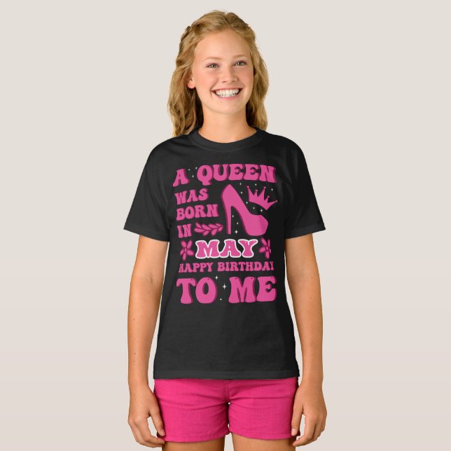 A Queen Was Born in May – Happy Birthday T Shirt (Hel framsida)