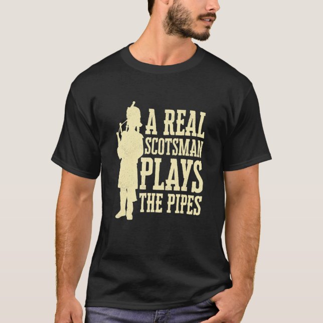 A Real Scotsman Plays The Pipes Bagpiper Bagpipe T Shirt (Framsida)