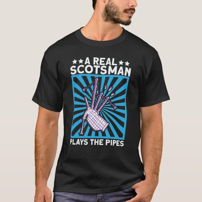 A Real Scotsman Plays The Pipes Scottish And Bagpi T Shirt (Framsida)
