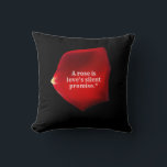 A RO KUDDE<br><div class="desc">Ro är känsligt men mäktigt och talar utan ord - en symbol för kärlek, passion och tyst hängivenhet. Dess petaler viskare lovar hjärtat förståelse och påminner oss om att äkta kärlek inte behöver några storslagna gester, utan bara uppriktighet och skönhet i tystnad.</div>