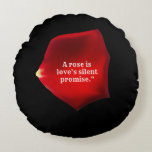 A RO RUND KUDDE<br><div class="desc">Ro är känsligt men mäktigt och talar utan ord - en symbol för kärlek, passion och tyst hängivenhet. Dess petaler viskare lovar hjärtat förståelse och påminner oss om att äkta kärlek inte behöver några storslagna gester, utan bara uppriktighet och skönhet i tystnad.</div>