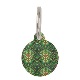 A round keychain with a green, tree-patterned  djurbricka