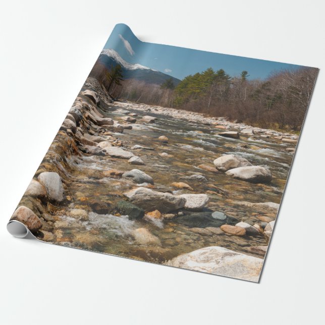 A running stream river with clear water flowing wi presentpapper (Utrullad)