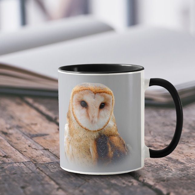 A Serene Barn Uggla Mugg (Vignetted Portrait of a Barn Owl 11 oz Coffee Mug Cover Photo.)