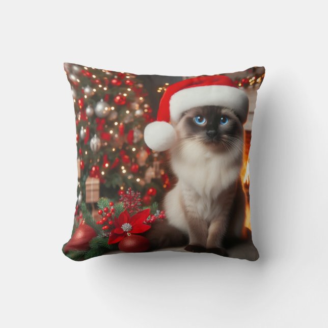 A Siamese cat with Santa hat  Kudde (Framsida)