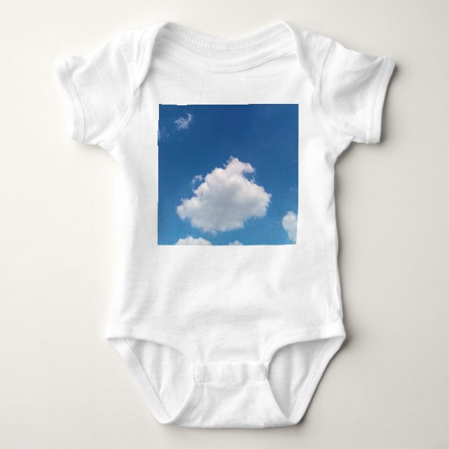 A simple cloud t shirt (Framsida)