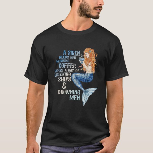 A Siren behöver hennes morgonkaffeutrustning T Shi T Shirt (Framsida)