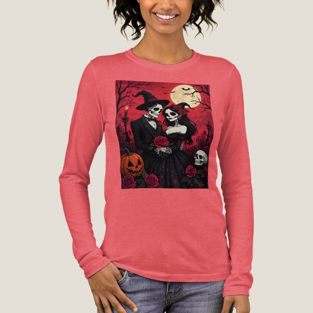 A Skeletal Couple Stands In An Eternal Embrace  T Shirt (Framsida)