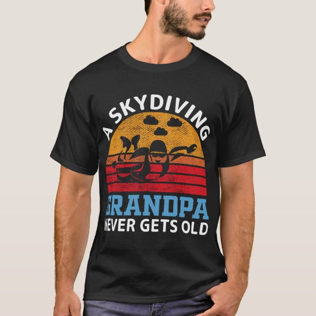 A-Skydiving-Grandpa-Aldrig-T-shirt T Shirt (Framsida)