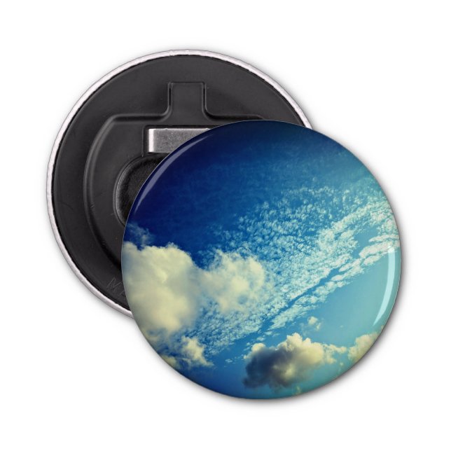 A sprinkling of clouds flasköppnare (Framsidan)