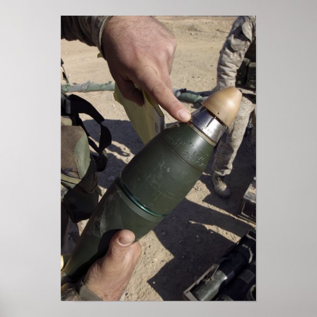 A squad leader points to a delay setting poster (Framsidan)