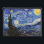 A Starry Night: Saint Remy av Vincent Van Gogh Dragkroksskydd<br><div class="desc">År är 1889. Vincent Van Gogh är patient på asyl Saint-Paul-de-Mausole i Saint-Rémy-de-Provence, Frankrike. Han lider av mental sjukdom, och hans läkare har rekommenderat honom att stanna inomhus och undvika att måla. Men Van Gogh kan inte motstå uppmaningen att skapa, och han tillbringar sina dagar med att måla landskapen och...</div>