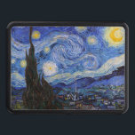 A Starry Night: Saint Remy av Vincent Van Gogh Dragkroksskydd<br><div class="desc">År är 1889. Vincent Van Gogh är patient på asyl Saint-Paul-de-Mausole i Saint-Rémy-de-Provence, Frankrike. Han lider av mental sjukdom, och hans läkare har rekommenderat honom att stanna inomhus och undvika att måla. Men Van Gogh kan inte motstå uppmaningen att skapa, och han tillbringar sina dagar med att måla landskapen och...</div>