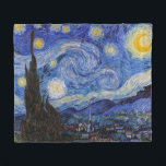 A Starry Night: Saint Remy av Vincent Van Gogh Fleecefilt<br><div class="desc">År är 1889. Vincent Van Gogh är patient på asyl Saint-Paul-de-Mausole i Saint-Rémy-de-Provence, Frankrike. Han lider av mental sjukdom, och hans läkare har rekommenderat honom att stanna inomhus och undvika att måla. Men Van Gogh kan inte motstå uppmaningen att skapa, och han tillbringar sina dagar med att måla landskapen och...</div>