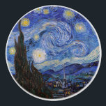A Starry Night: Saint Remy av Vincent Van Gogh Knopp<br><div class="desc">År är 1889. Vincent Van Gogh är patient på asyl Saint-Paul-de-Mausole i Saint-Rémy-de-Provence, Frankrike. Han lider av mental sjukdom, och hans läkare har rekommenderat honom att stanna inomhus och undvika att måla. Men Van Gogh kan inte motstå uppmaningen att skapa, och han tillbringar sina dagar med att måla landskapen och...</div>