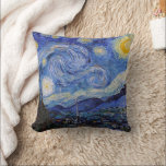 A Starry Night: Saint Remy av Vincent Van Gogh Kudde<br><div class="desc">År är 1889. Vincent Van Gogh är patient på asyl Saint-Paul-de-Mausole i Saint-Rémy-de-Provence, Frankrike. Han lider av mental sjukdom, och hans läkare har rekommenderat honom att stanna inomhus och undvika att måla. Men Van Gogh kan inte motstå uppmaningen att skapa, och han tillbringar sina dagar med att måla landskapen och...</div>