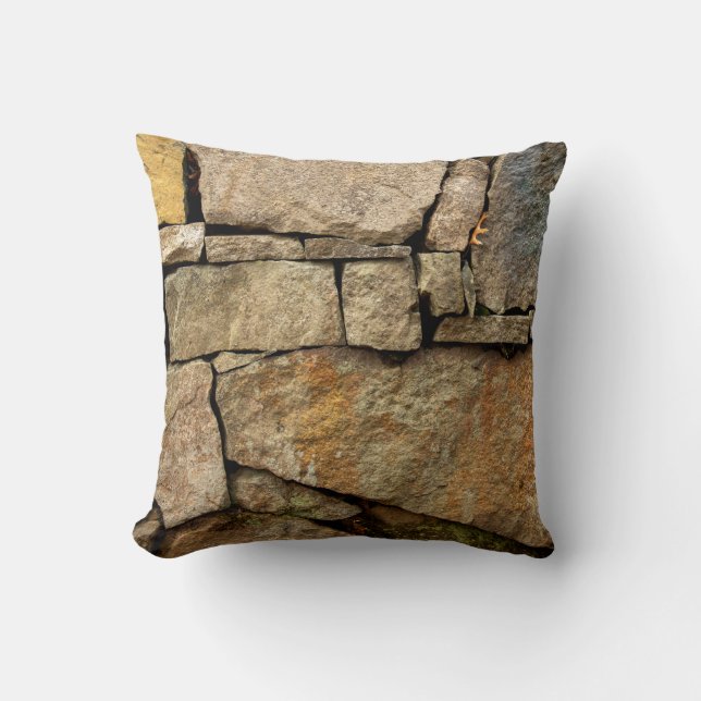 A stone wall made of cobblestones background textu kudde (Framsida)