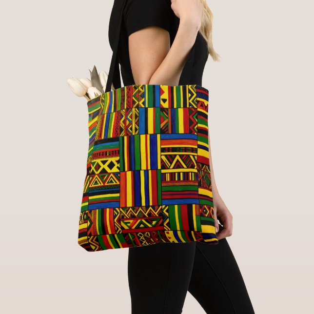 A stylized interpretation of "Kente" print Tygkasse (Närbild)