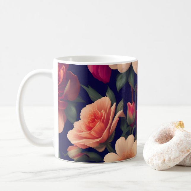 A tapet med ett blommönster kaffemugg (Med munk)