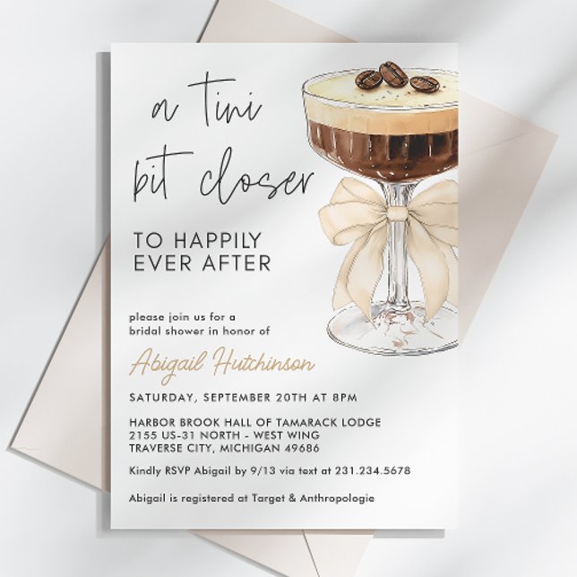 A Tini Bit Closer Bow Espresso Martini Möhippa Inbjudningar (A Tini Bit Closer Bow Espresso Martini Bridal Invitation)