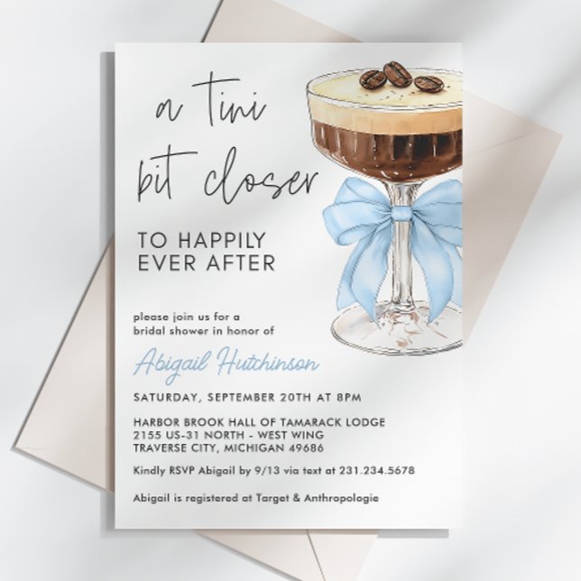 A Tini Bit Closer Bow Espresso Martini Möhippa Inbjudningar (A Tini Bit Closer Bow Espresso Martini Bridal Shower Invitation)