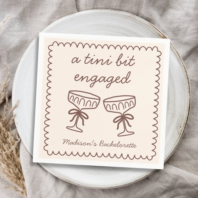 A Tini Bit Engaged Espresso Martini Bachelorette Pappersservett (A Tini Bit Engaged Espresso Martini Bachelorette Napkins)