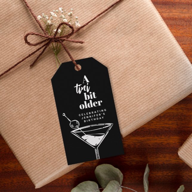 A Tini Bit Older Martini Födelsedagsfest Black Presentetikett (Skapare uppladdad)