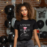 A Tini Bit Older Martini Födelsedagsfest shirt, T Shirt<br><div class="desc">Fira i stil med A Tini Bit Older Martini-skjortan, perfekt blandning av chic och lek för nästa milstolpe-händelse. Den här skjortan är underbar för födelsedagsfestligheter, oavsett om du vrider 21, 30 eller senare! Med sin roligt, cocktailtematerad estetik, kommer den här skjortan att göra dig till party, samtidigt som du lägger...</div>