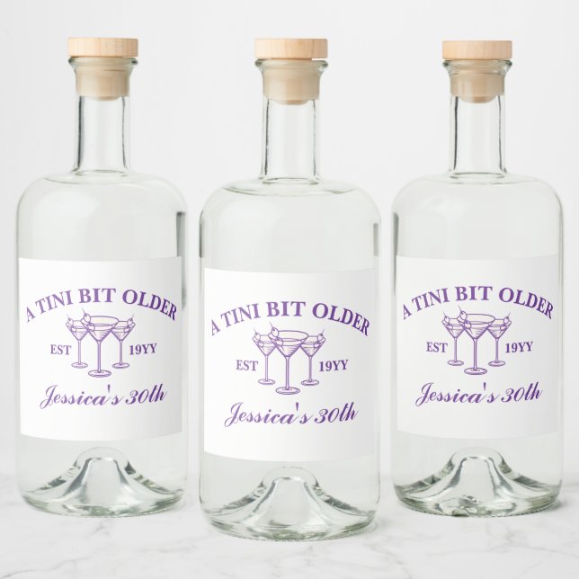 A Tini Bit Older Martini Lila Födelsedagsfest Spritflaskor Etikett (Flaskor)