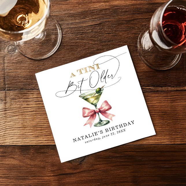 A Tini Bit Older Martini Rosa Bow Birthday Pappersservett (A Tini Bit Older Martini Pink Bow Birthday Napkins)
