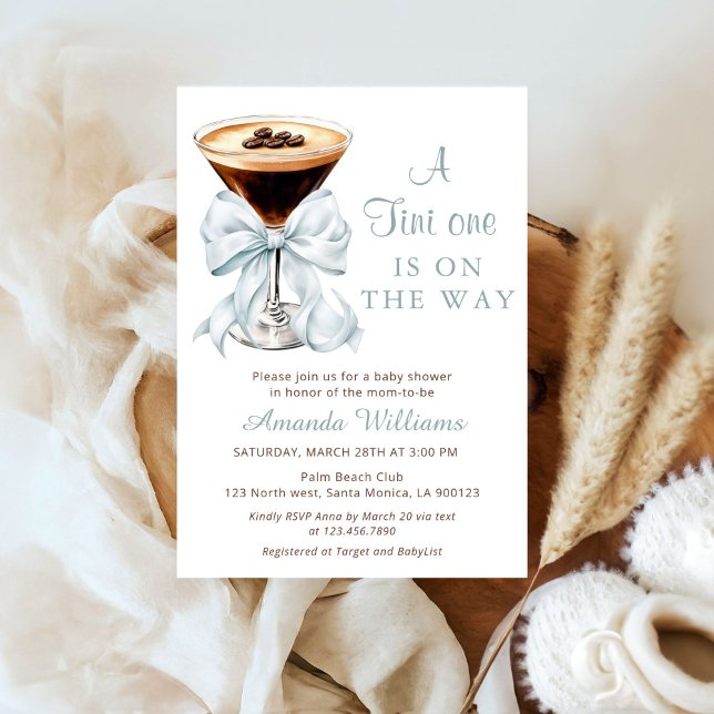 A Tini One On The Way Espresso Martini Inbjudningar (A tini one is on the way Espresso Martini Baby Shower Invitation)