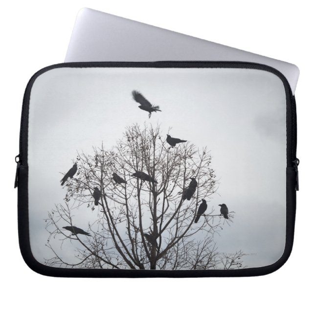 A träd där många kråkor har vila laptop sleeve (Framsidan)