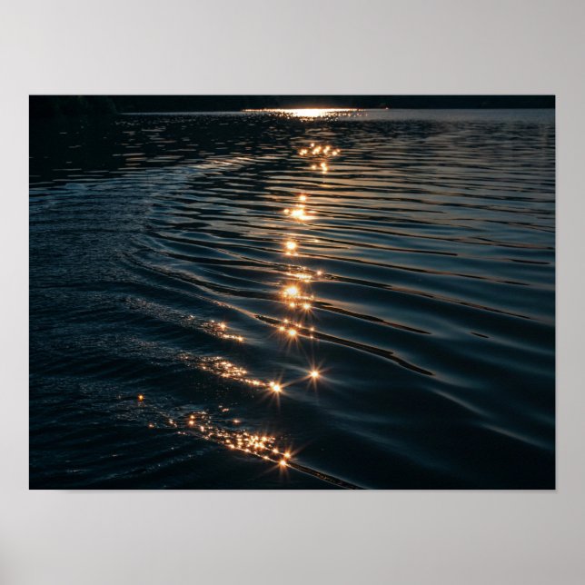 A Trail of Stars: Sunlight on Rippled Vatten Poster (Framsidan)