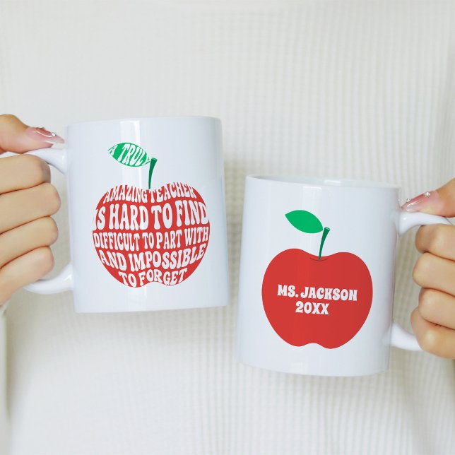 A Truly Amazing Teacher Apple Typography Kaffemugg (Skapare uppladdad)
