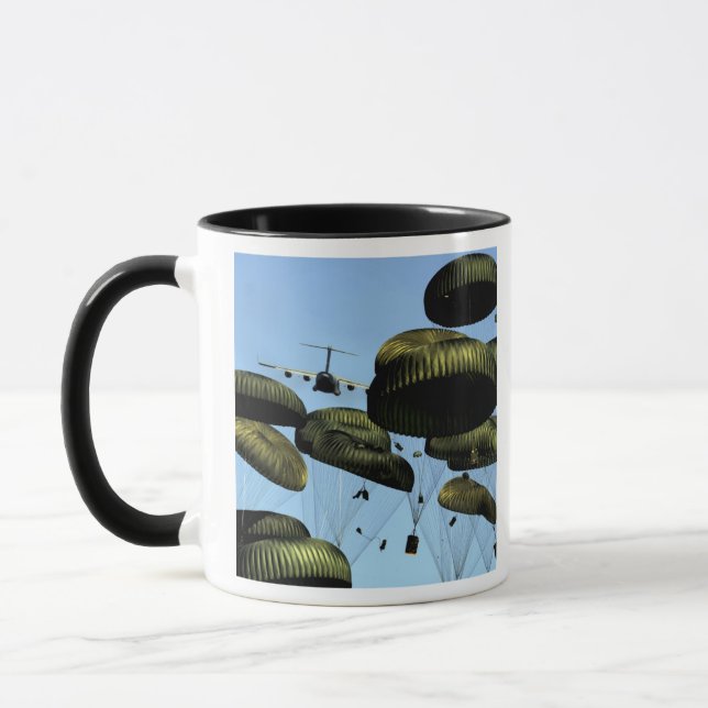 A US Luft Force C-17 Globemaster III Mugg (Vänster)