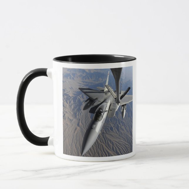 A US Luft Force F-15 Eagle Mugg (Vänster)