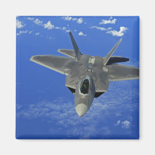 A US Luft Force F-22 Raptor under flygning nära Gu Magnet