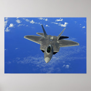 A US Luft Force F-22 Raptor under flygning nära Gu Poster