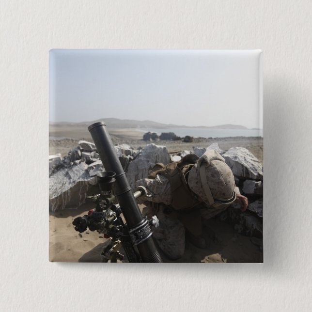 A US Marine bränder en mortär i Salinas, Peru Knapp (Framsida)