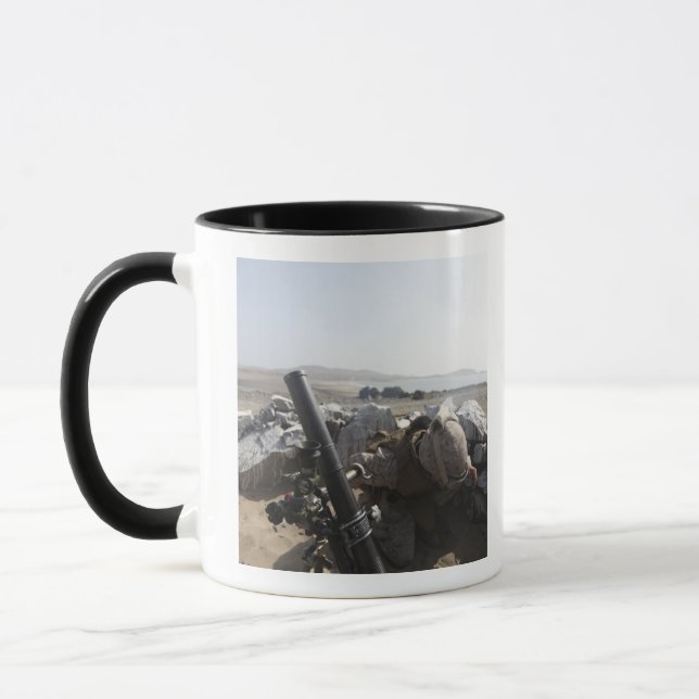 A US Marine bränder en mortär i Salinas, Peru Mugg (Vänster)