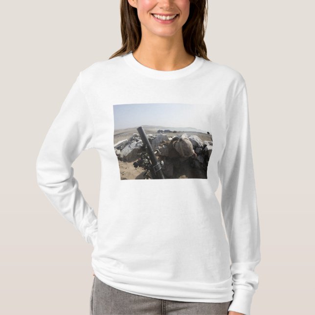 A US Marine bränder en mortär i Salinas, Peru Tee Shirt (Framsida)