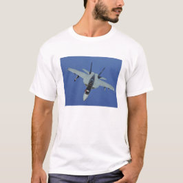 A US Navy F/A-18F Toppen Hornet under flygning T-shirt