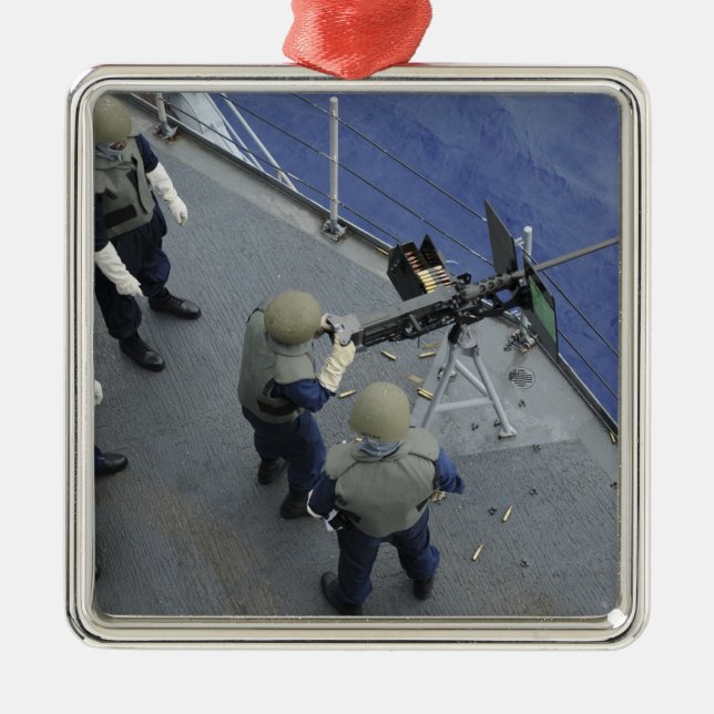 A US Sailor avfyrar ett M2HB-system med 50 kaliber Julgransprydnad Metall (Framsidan)