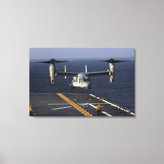 A V-22 Osprey-flygplan förbereds för landning Canvastryck (Framsida)